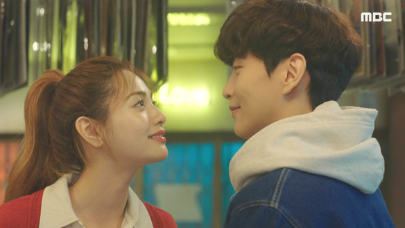 "주인님, 이제 어떻게 길들여주실 건가요?" 비수(이민기)를 길들이는 주인(나나) 클립 이미지