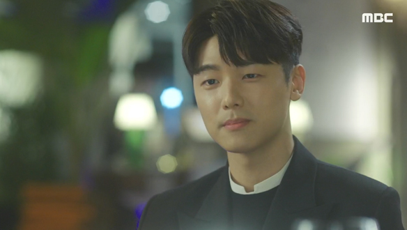 "이 여유는 어디서 나오는 거예요?" 주인(나나)과 비수(이민기)를 바라보는 유진(강민혁) 클립 이미지