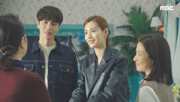 해진(이휘향)을 위해 연기를 보여주는 주인(나나)과 비수(이민기) 클립 이미지