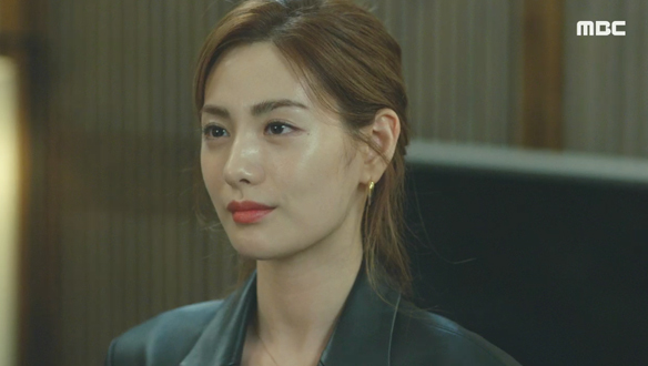 "우리가 계약대로 움직이는 관계였구나." 비수(이민기)에게 실망한 주인(나나) 클립 이미지