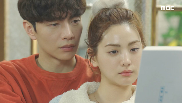 "나랑 내기할까 주인님?" 깍지 낀 채로 달달한 시간을 보내는 비수(이민기)와 주인(나나) 클립 이미지