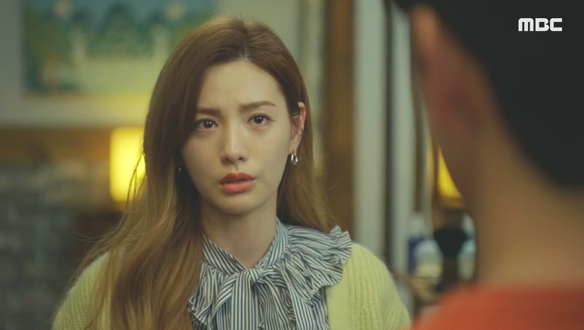 "있어요 분명. 내가 모르는 거." 평소 같지 않던 비수(이민기)에 불안함을 느낀 주인(나나) 클립 이미지