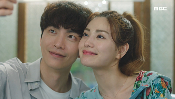 "긴장 풀고. 웃어요"…여행 간 어머니들에게 사진 찍어 보내는 주인(나나)과 비수(이민기) 클립 이미지