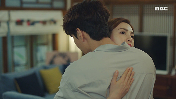 "나 안아달라고 안 했는데"…말없이 비수(이민기)를 끌어안는 주인(나나) 클립 이미지