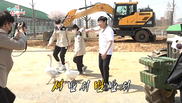 거위와 뱀이 함께하는 다소 파격적인 이진호의 모교 홍보 영상 촬영 현장!