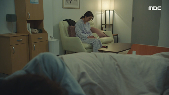 비수(이민기)가 잠든 사이, 마지막 인사를 남기는 해진(이휘향)