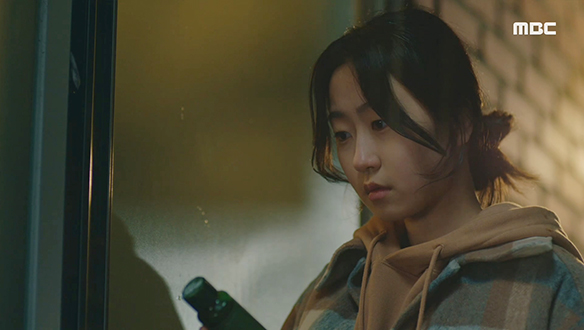 소현(김환희)은 재영(류수영)이 놓고 간 봉투의 내용물을 보자 잊고 있던 기억이 떠오르는데...