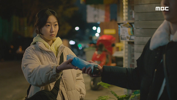 "또 언제 비가 올지 모르니까"…맑은 날인데도 소현(김환희)을 위해 우산을 준비한 윤호(김도훈)