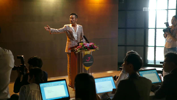 "나는 장달구"…기자회견 중 출신국과 친딸(강예원) 공개하는 백작(최민수), 그런데?! 클립 이미지