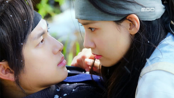 "너를 나보다 더 사랑해버린 나의 이야기"…원(임시완), 소화(임윤아) 구하려다 '밀착 포옹' 클립 이미지