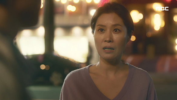 "부장님은 다 친하시니까"…반석(정재영)을 끈질기게 설득하는 자영(문소리) 클립 이미지