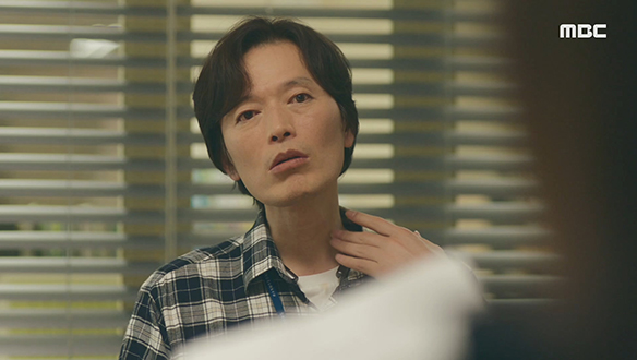 "뭐부터 하면 돼요?"…고민 끝에 자영(문소리)을 돕기로 결정한 반석(정재영) 클립 이미지