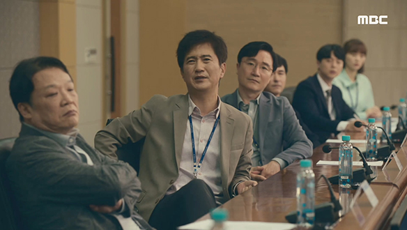 "본사에서 까라고 하면 까야 됩니까?"…직무테스트에 대한 직원들의 반발은 더욱 거세지는데... 클립 이미지