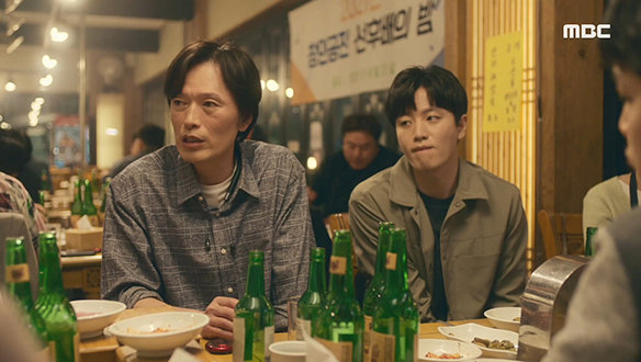 "나 같으면 벌써 봤어, 진짜"…찬성표 얻기 위해 후배들 집중 공략하는 반석(정재영)  클립 이미지