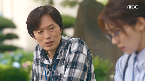 "본인 밥그릇은 본인이 챙기는 거지"…침울해 있는 어 선임(유정래)을 위로하는 반석(정재영) 클립 이미지