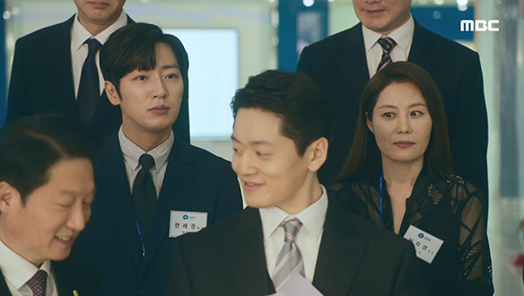 "부부가 참 보기 좋아"…여전히 부부 사이로 인식되고 있는 세권(이상엽)과 자영(문소리) 클립 이미지