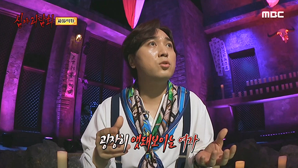 싸와디카 ① 침대 옆에 앉아있는 여자