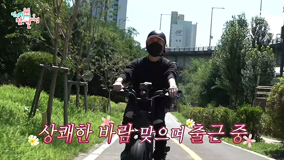 핫한 아이템으로 무장한 핵인싸 매니저의 출근길♪ 클립 이미지