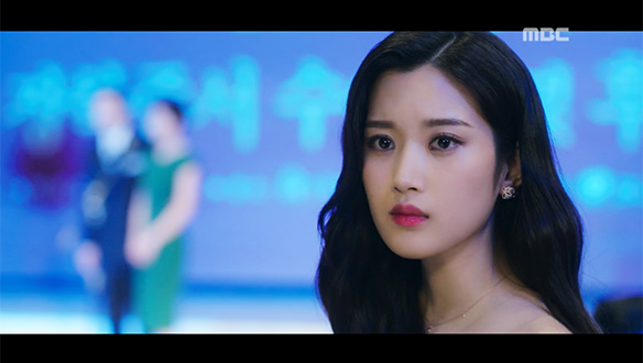 "약혼으로 치죠"…수지(문가영)·시현(우도환), 미리(김서형)와 석우(신성우)의 결혼 발표에 '충격' 클립 이미지