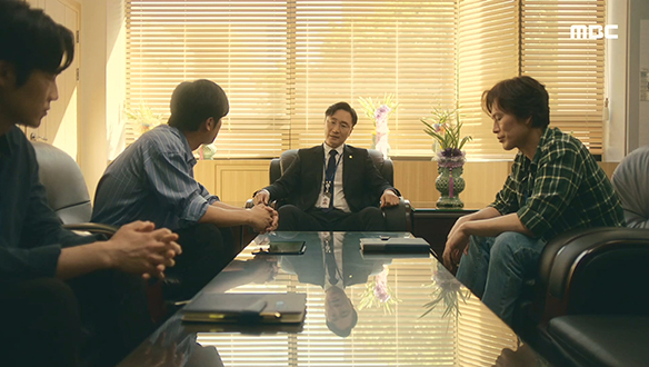 "이렇게 합시다"…반석(정재영)과 세권(이상엽)의 기 싸움을 중재하는 공 센터장(박성근) 클립 이미지