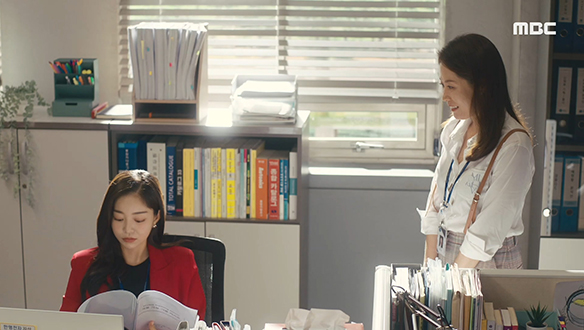 "뭐 다른 거 시키실 거는 없으세요?"…커리어 쌓기 위해 의욕적으로 나서는 자영(문소리) 클립 이미지