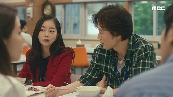 "두 분 가까운 사이시잖아요"…어느새 사생활 폭로장이 된 점심 식사 시간 클립 이미지