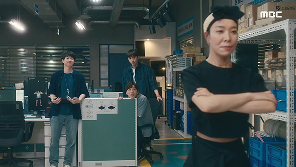 "신 과장님 오늘 되게 달라 보인다"…개발1팀 팀원들의 관심은 정아(차청화)한테 쏠리고... 클립 이미지