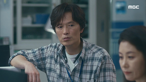 "그런데 뭐 한 10억 준대요?"…커리어 개발에 열성적인 자영(문소리)의 속내가 궁금한 반석(정재영) 클립 이미지