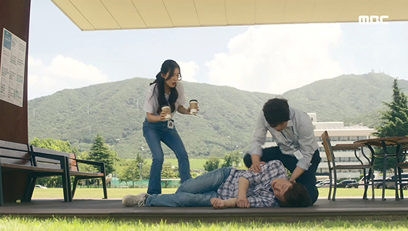 해결책을 찾지 못한 반석(정재영)은 데모 시연을 앞두고 쓰러지는데... 클립 이미지