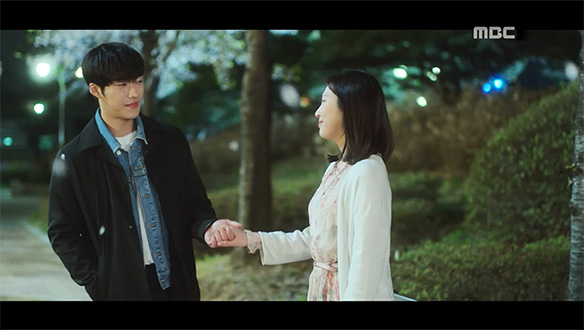 "하루만 더 행복했으면 좋겠다"…시현(우도환)♥태희(박수영), 심쿵 달달 벚꽃 데이트 클립 이미지