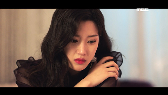 "우리한테 좀 털어놓지"…시현(우도환)의 출생 비밀을 알게 된 수지(문가영) 클립 이미지