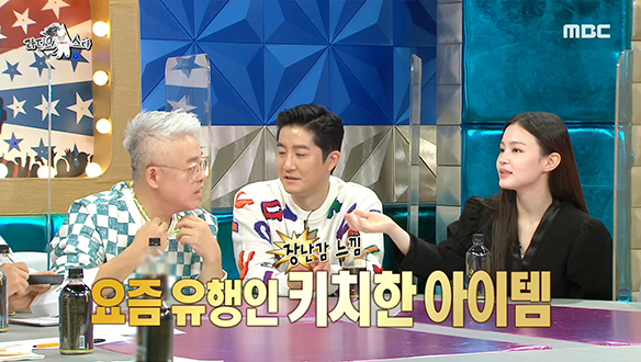 작곡가 김형석을 인싸로 만들어주는 이하이의 구슬 목걸이 선물 클립 이미지