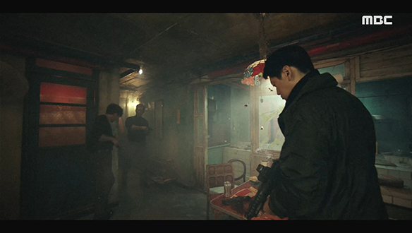 지혁(남궁민)에게 최면을 걸어 지워진 기억을 끄집어 내보려 하지만...