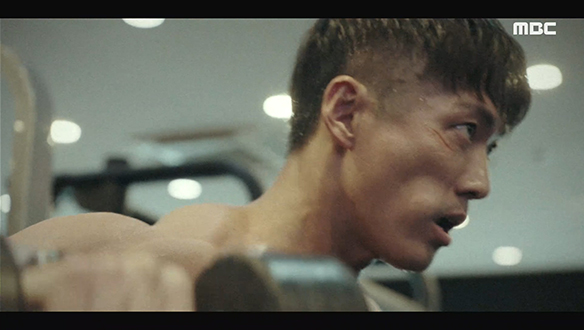 지혁(남궁민)은 사건 현장의 기록을 살피며 죽은 동료들의 복수를 준비하는데...