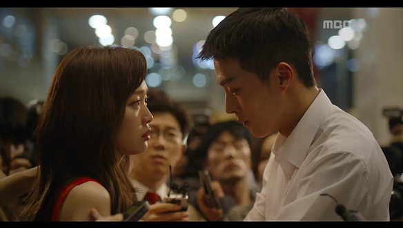 기자들에게 둘러싸인 두 사람의 말 못할 비밀