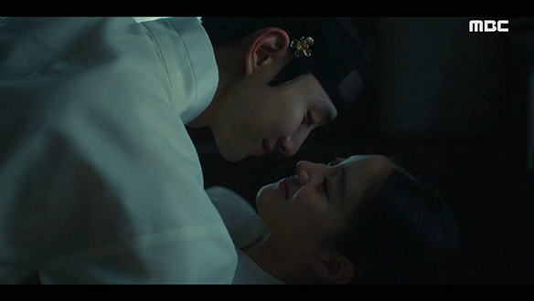 날이 밝도록 침전에서 둘만의 시간을 보내는 이산(이준호)과 덕임(이세영) 클립 이미지