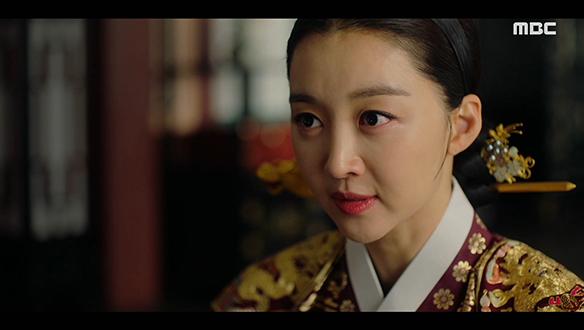 "주상께서는 그 아이를 위험에 빠뜨리셨어요"…이산(이준호)을 고뇌하게 만드는 정순왕후(장희진)의 한마디 클립 이미지