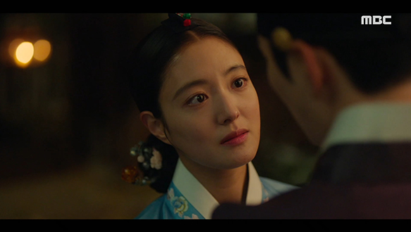 "그런 눈으로 보지 마라"…이산(이준호)의 품에 안겨있지만 어딘가 슬픈 눈을 하고 있는 덕임(이세영)  클립 이미지