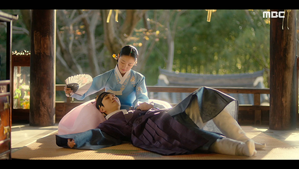 "이러고 있으니 좋구나"…덕임(이세영)이 기다리고 있는 별당에서 휴식을 취하는 이산(이준호) 클립 이미지