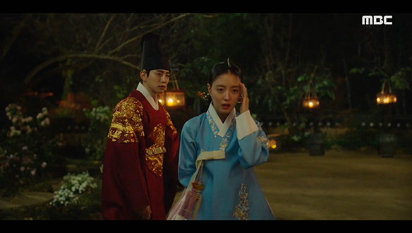 "살짝 한번 걸어보거라"…이산(이준호)에게 회임 사실을 숨기기 위해 꾀병 부리는 덕임(이세영) 클립 이미지