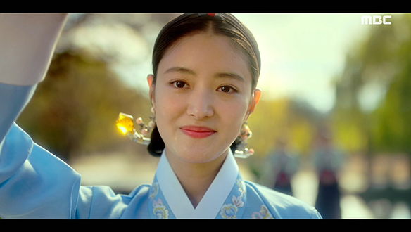 "돌아와서 전부 이야기해 주기다?"…궁 밖으로 휴가 떠나는 궁녀들을 배웅하는 덕임(이세영) 클립 이미지