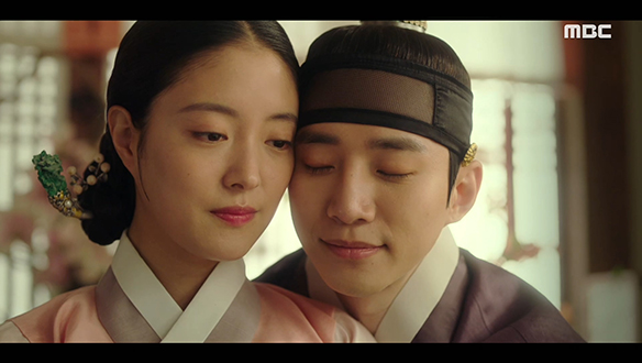 "마땅할 의(宜)"…회임한 덕임(이세영)에게 빈호를 내리는 이산(이준호) 클립 이미지