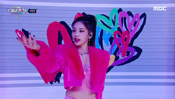 ITZY - LOCO 클립 이미지