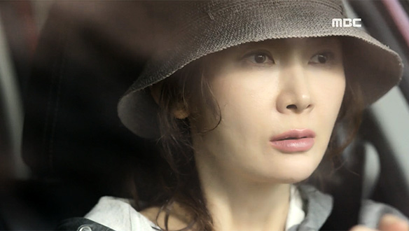 "그래, 기왕 이렇게 된 거"…정효(조보아)를 위해 집 밖을 나와 병원으로 향하는 영희(채시라)