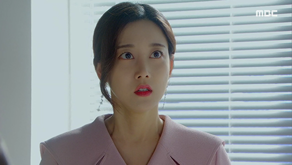 기억을 잃은 척 연기를 하는 재경(오승아)에게 화를 내는 재민(차서원)&선화(엄현경) 클립 이미지