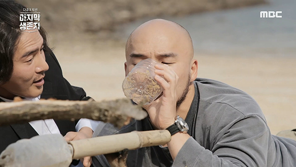 "물 맛 괜찮네" 새로운 증류법으로 식수를 구한 두 사람 클립 이미지