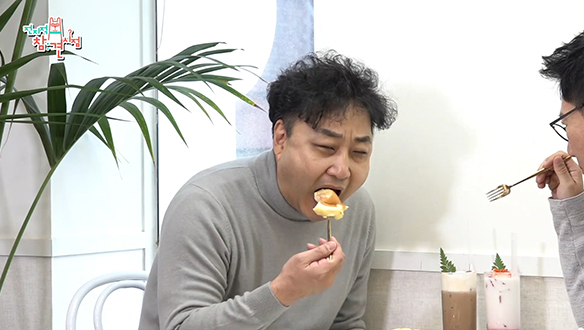 카페 중독 중년 남성들의 크림 브륄레 수플레 팬케이크 먹방♥ 클립 이미지