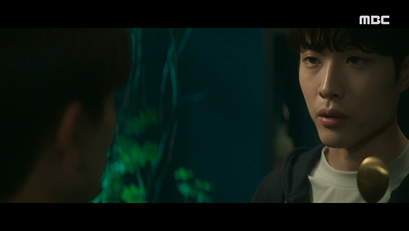 "혹시나 해서 왔는데 진짜 있네?"…태용(이종원)은 승천(육성재)의 방을 뒤져 금수저를 찾아내고... 