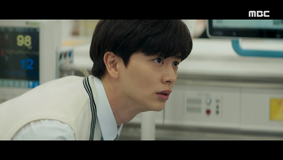 "아빠, 아빠 안돼"…승천(육성재)은 가난한 아버지 이철(최대철)의 사고 소식을 듣고 병원으로 향하는데...