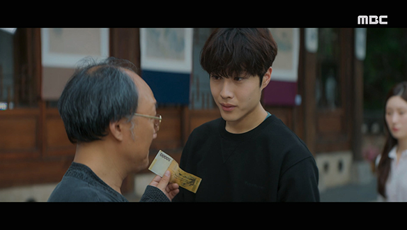 "이 번호로 연락 주세요"…알렉스 부(이동희)에게 자신의 번호를 남기는 태용(이종원) 클립 이미지